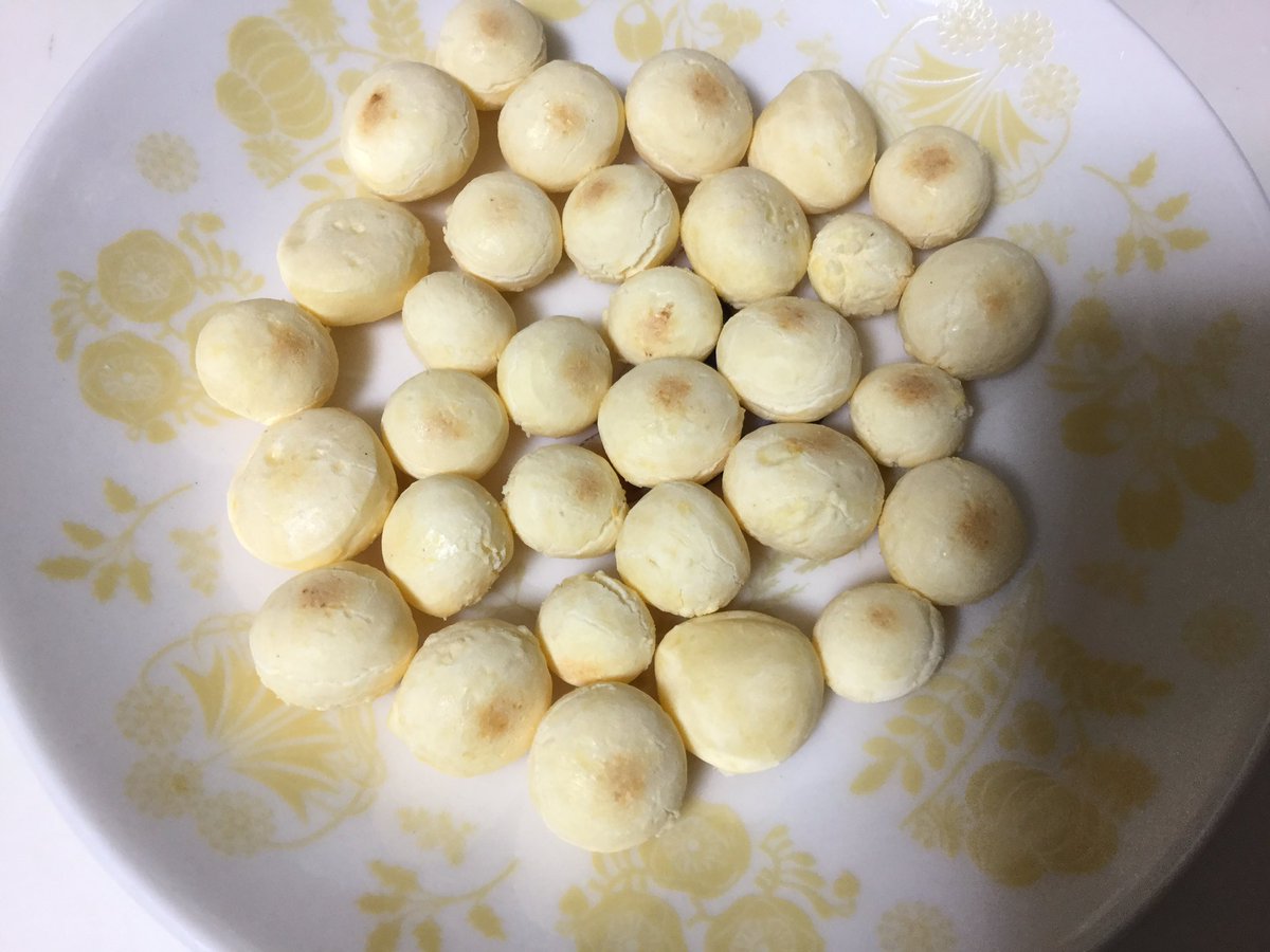 マオリーヌ 片栗粉 スキムミルク 玉子で犬用たまごボーロを焼いた いつも食べてる買ってるボーロには蜂蜜が入ってるから 甘くないと食べないかと思ったけど 1個あげたら尻尾を振ってもっとくれと言われた 喜んでくれてよかったわ