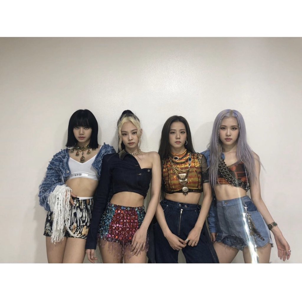 LISANATIONS_'s tweet photo. [IG] 200628 —  blackpinkofficial IG update :

“더 캄캄한 이곳에 shine like the stars ✨Shining Blinks💗🖤 ⁣”

🔗 https://t.co/AfxSZXn4TZ

#HYLTonINKIGAYO 
#블랙핑크 #BLACKPINK #지수 #JISOO #제니 #JENNIE #로제 #ROSÉ #리사 #LISA #LALISA @ygofficialblink https://t.co/s8FkUoUx7f