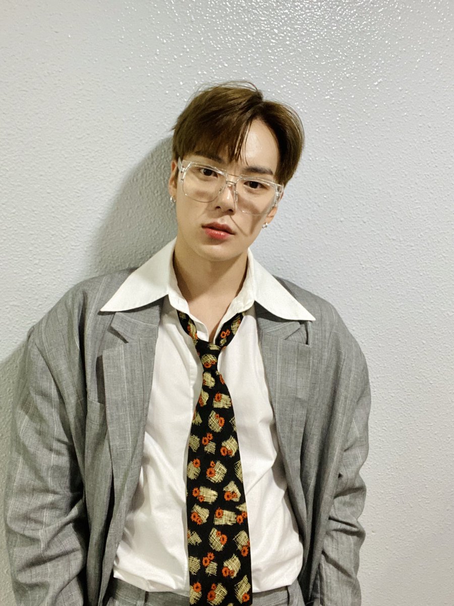 OfficialMONSTAX's tweet photo. [#MONSTA_X]
200628 몬스타엑스 #민혁
#SBS #인기가요MC 완료 🐶

완벽한 댄디함의 정석 👔
오늘 하루도 댕기가요와 함께 ❤️

#MONSTAX #MINHYUK
#인기가요MC_민혁
#몬스타엑스민혁_인기가요MC https://t.co/ktfQMp5Saa