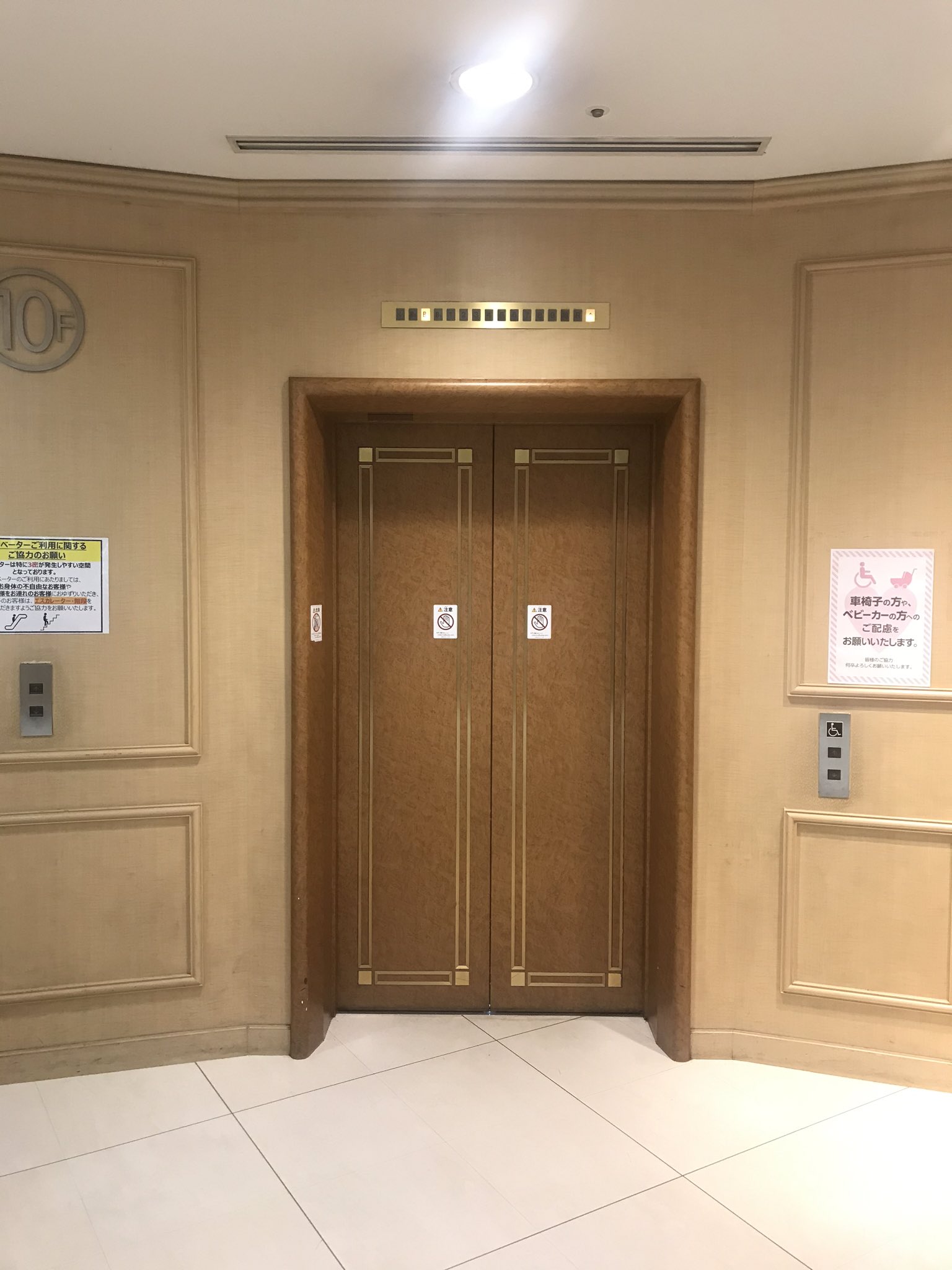 Pom Department Store アルカキット錦糸町 旧錦糸町そごうで そごう開店時のキャッチフレーズは すみだが生んだ すみだの百貨店 錦糸町そごうの営業は2000年に終了しているが 展望エレベーターや入口等にそごう時代の意匠が Pom Department Store アルカキット錦糸町 旧錦糸町そごうで そごう開店時のキャッチフレーズは すみだが生んだ すみだの百貨店 錦糸町そごうの営業は2000年に終了しているが 展望エレベーターや入口等にそごう時代の意匠が