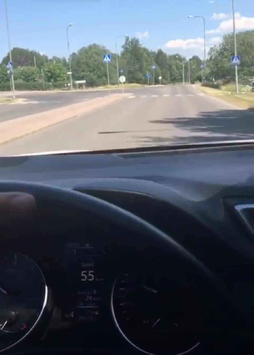 Najaah86's tweet photo. @SuomenPoliisi Sosiaaliset mediat ovat tähän aikaan vuodesta täynnä nuorten kuskien ottamista videoista, missä he ajavat joskus moottoritien ohituskaistalla tai niin kuin tässä videossa jalankulijoita vaarantaen. Voiko näistä kuljettajista tehdä rikosilmoituksia? https://t.co/OrmsXYfEjo
