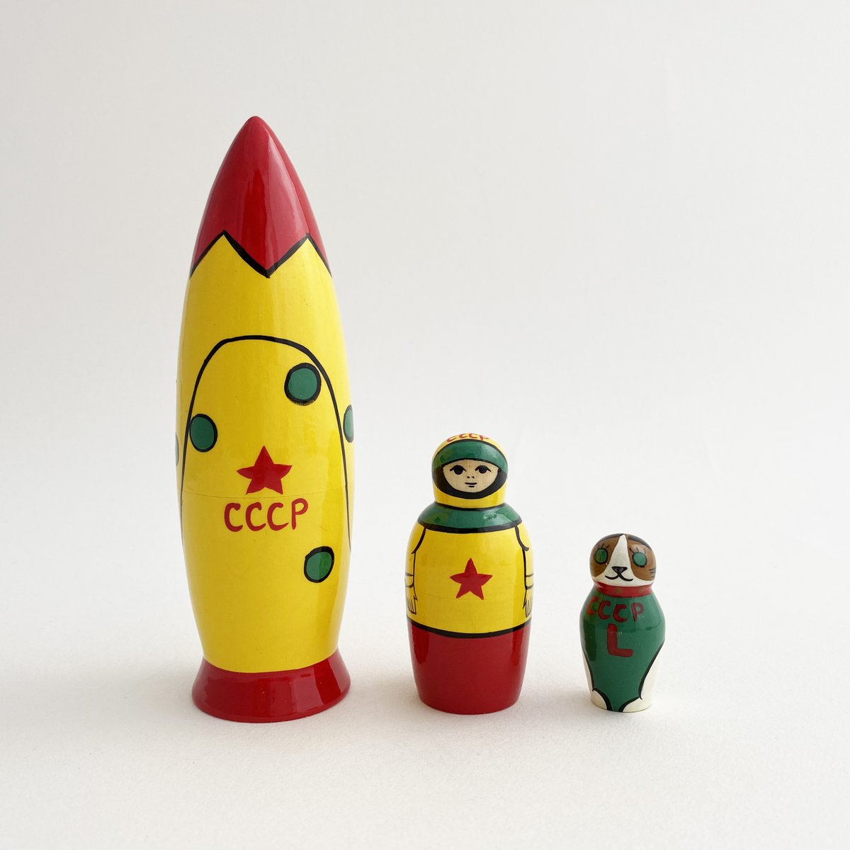 コケーシカ鎌倉 Twitter ನಲ ಲ 地球がこんなsf的状況になり 宇宙に想いを馳せる今日この頃 宇宙グッズ を集めてみました ロケット型のマトリョーシカは大変珍しい変わり種 宇宙柄のこけしは津軽系工人の作 ソ連時代から宇宙をテーマにしたグッズも多いロシアの