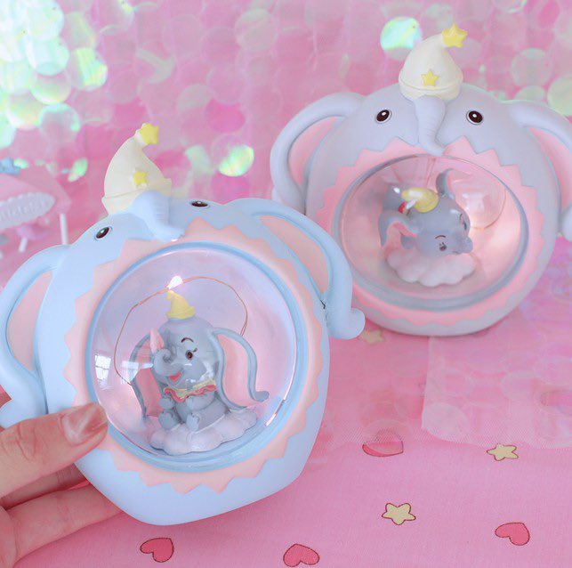 pkpreorder239's tweet photo. ☁️PRE-ODER☁️ #PKG2
โคมไฟดัมโบ้ ก็คือวางไว้เฉยๆก็น่ารักแล้ว เปิดไฟก็คือน่ารักสุด ราคาเบามากเอาไปแต่งห้องน่ารักๆกันได้เลยย ☀️ 

🍒 ขนาด กxยxส :  13x6.5x13.5
💰 230฿
🌻 รอของ10-15วัน เก็บมัดจำ50% 
🚫ปิดพรี 10/07/2020  #pk_giftshop https://t.co/brLBhkTDMH