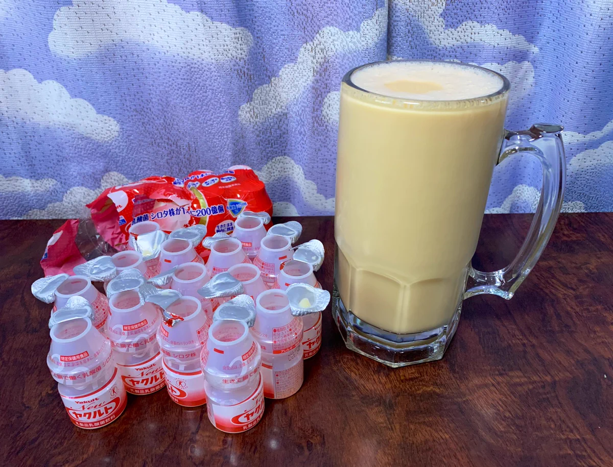 子供の頃に一度は夢見た？給付金が入ったのでヤクルトをジョッキで飲むwww