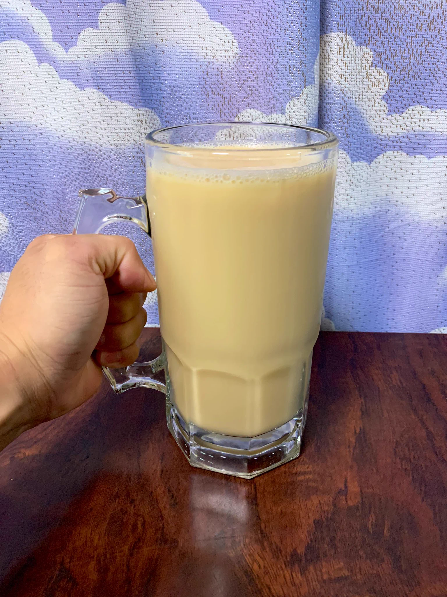 子供の頃に一度は夢見た？給付金が入ったのでヤクルトをジョッキで飲むwww