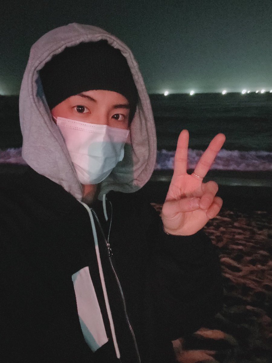 WE_THE_BOYZ's tweet photo. [에릭] 더비 나를 “바다”줘 ^^ 💙
ocean waves make me happy 🌊 https://t.co/KzuIhtjN8F