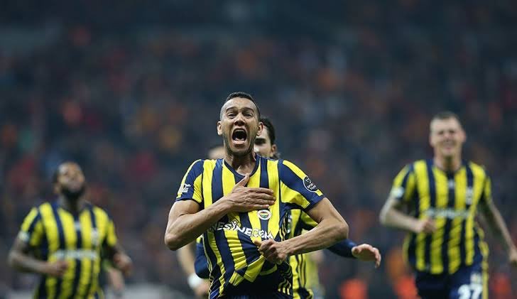 Eski futbolcumuz Josef de Souza'nın koronavirüs testinin pozitif çıktığını üzüntüyle öğrenmiş bulunmaktayız.

Josef de Souza ve ailesine geçmiş olsun dileklerimizi iletiyor, Josef de Souza'nın sahalara eskisinden daha güçlü dönmesini diliyoruz. <a href="/souza5/">Souza</a> 🙏