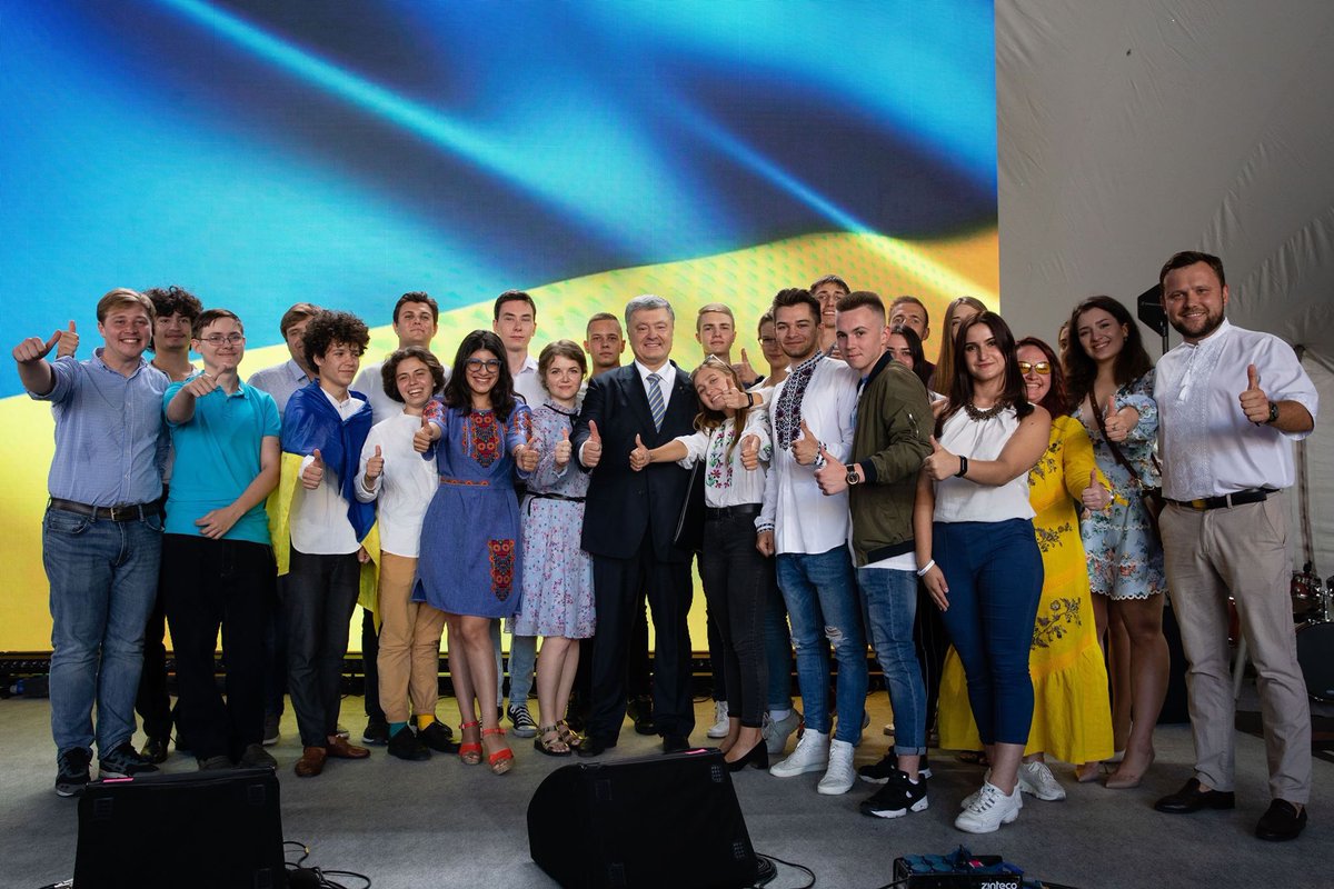 Світлі обличчя, гарячі серця і великий патріотизм української молоді надихають і захоплюють. Поряд з вами я впевнений — ми збережемо наш демократичний шлях, наше європейське майбутнє. З Днем молоді вас, покоління вільних людей!