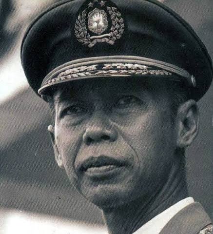 "Ada 3 polisi jujur di negeri ini, yaitu polisi tidur, patung polisi dan polisi Hoegeng" -Abdurrahman Wahid "Gusdur"

Mengenal sang sosok polisi jujur, 
The Singing General, Hoegeng Iman Santoso

a thread