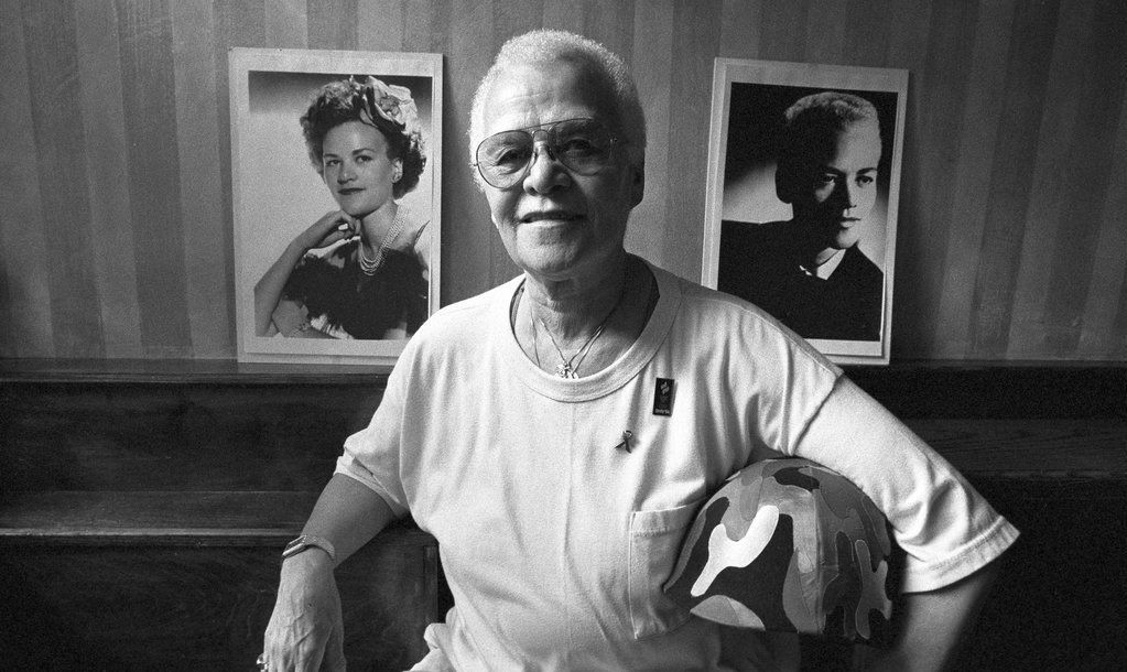 #StormeDeLarverie fu tra le prime a ribellarsi allo #Stonewall: “Colpii un poliziotto che mi aveva colpito e poi urlai alla folla: ‘Perché non fate qualcosa, non reagite?’”. E reagirono #28giugno #Pride