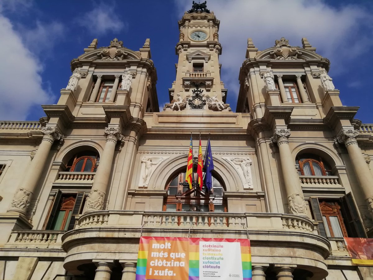 🏳️‍🌈 Al balcó de l'Ajuntament ja lluïx la pancarta amb motiu de l’#OrgullVLC2020. Enguany no podem disfrutar dels actes i activitats amb motiu d'este dia, però continuem reivindicant els drets del col·lectiu #LGTBI i volem visibilitzar a les persones #trans 🌈. #ValènciaOrgullosa