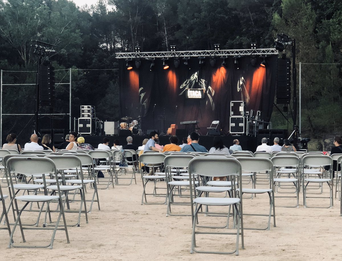 andiecaso's tweet photo. La nueva normalidad da tregua a los que medimos metro y medio para ver, por fin, un puto concierto entero. https://t.co/netNt2aAO1