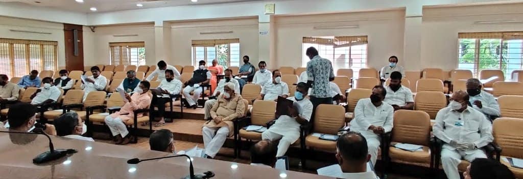 ಕೆಪಿಸಿಸಿ ಅಧ್ಯಕ್ಷರಾದ ಡಿ.ಕೆ.ಶಿವಕುಮಾರ್ ಅವರ ನೇತೃತ್ವದಲ್ಲಿ ಪಕ್ಷದ ಹಿರಿಯ ನಾಯಕರ ಸಭೆ.

ಸಭೆಯಲ್ಲಿ ವಿರೋಧ ಪಕ್ಷದ ‌ನಾಯಕರಾದ ಸಿದ್ದರಾಮಯ್ಯ, ಎಐಸಿಸಿ ಪ್ರಧಾನ ಕಾರ್ಯದರ್ಶಿ ‌ಮಲ್ಲಿಕಾರ್ಜುನ ಖರ್ಗೆ, ಕಾರ್ಯಾಧ್ಯಕ್ಷರಾದ ಸಲೀಂ ಅಹಮದ್, ಈಶ್ವರ ಖಂಡ್ರೆ ಸೇರಿದಂತೆ ಹಲವು ಹಿರಿಯ ಮುಖಂಡರು ಉಪಸ್ಥಿತರಿದ್ದರು