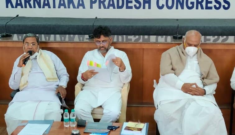 INCKaup's tweet photo. ಕೆಪಿಸಿಸಿ ಅಧ್ಯಕ್ಷರಾದ ಡಿ.ಕೆ.ಶಿವಕುಮಾರ್ ಅವರ ನೇತೃತ್ವದಲ್ಲಿ ಪಕ್ಷದ ಹಿರಿಯ ನಾಯಕರ ಸಭೆ.

ಸಭೆಯಲ್ಲಿ ವಿರೋಧ ಪಕ್ಷದ ‌��ಾಯಕರಾದ ಸಿದ್ದರಾಮಯ್ಯ, ಎಐಸಿಸಿ ಪ್ರಧಾನ ಕಾರ್ಯದರ್ಶಿ ‌ಮಲ್ಲಿಕಾರ್ಜುನ ಖರ್ಗೆ, ಕಾರ್ಯಾಧ್ಯಕ್ಷರಾದ ಸಲೀಂ ಅಹಮದ್, ಈಶ್ವರ ಖಂಡ್ರೆ ಸೇರಿದಂತೆ ಹಲವು ಹಿರಿಯ ಮುಖಂಡರು ಉಪಸ್ಥಿತರಿದ್ದರು https://t.co/Bhjn0uRFVt