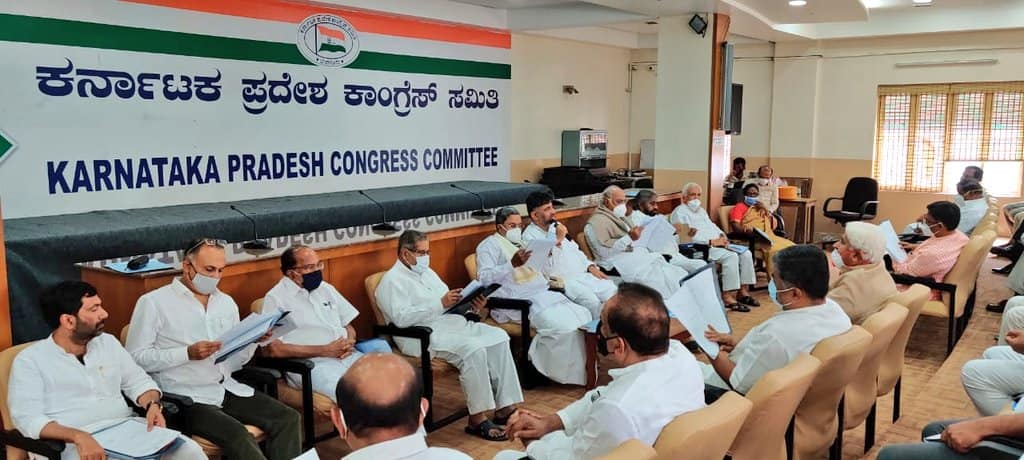 INCKaup's tweet photo. ಕೆಪಿಸಿಸಿ ಅಧ್ಯಕ್ಷರಾದ ಡಿ.ಕೆ.ಶಿವಕುಮಾರ್ ಅವರ ನೇತೃತ್ವದಲ್ಲಿ ಪಕ್ಷದ ಹಿರಿಯ ನಾಯಕರ ಸಭೆ.

ಸಭೆಯಲ್ಲಿ ವಿರೋಧ ಪಕ್ಷದ ‌��ಾಯಕರಾದ ಸಿದ್ದರಾಮಯ್ಯ, ಎಐಸಿಸಿ ಪ್ರಧಾನ ಕಾರ್ಯದರ್ಶಿ ‌ಮಲ್ಲಿಕಾರ್ಜುನ ಖರ್ಗೆ, ಕಾರ್ಯಾಧ್ಯಕ್ಷರಾದ ಸಲೀಂ ಅಹಮದ್, ಈಶ್ವರ ಖಂಡ್ರೆ ಸೇರಿದಂತೆ ಹಲವು ಹಿರಿಯ ಮುಖಂಡರು ಉಪಸ್ಥಿತರಿದ್ದರು https://t.co/Bhjn0uRFVt