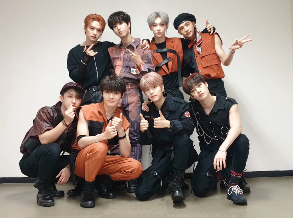 Stray_Kids's tweet photo. [스키지기]
잠깐이라도 떠나갈 일이 없을 것 같아요... 스키즈의 神메뉴는 그냥 맨날 찾게 되거든요😆🙌 스키즈만의 이 강렬함은 절대 잠시라도 잊을 수 없다구요!😉 STAY 오감 만족도 별 5개! 아니 5천만개 정도 줘야할 것 같죠?💕 맛있게 매웠던 오늘의 인기가요 神메뉴 무대! 이게 우리 탕탕탕탕!🔥 https://t.co/AGpRUdBt9U