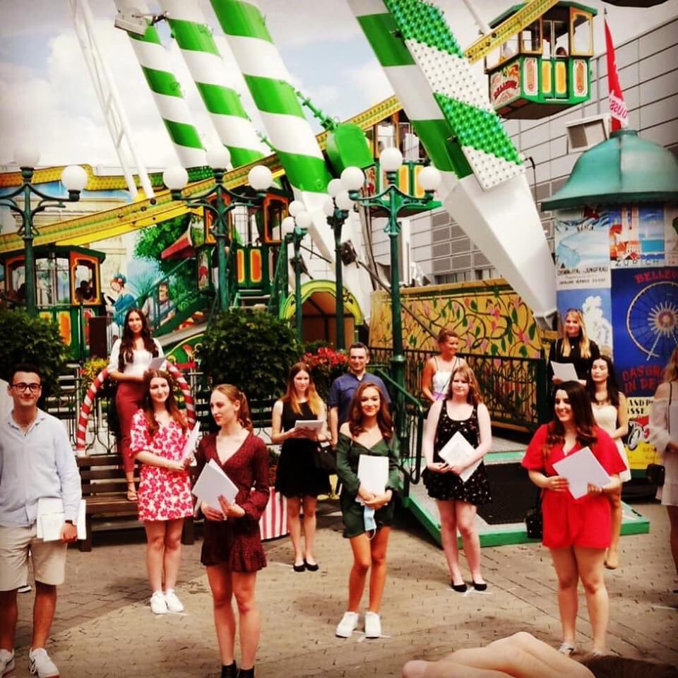 duesselland's tweet photo. Abi 2020 - mit Abstand die Besten, Zeugnisübergabe in diesem Jahr mal anders. Herzlichen Glückwunsch allen Abiturienten 🎓

#düsselland #düsseldorf #nrw #freizeitpark #abiaufdemriesenrad #aufabstand #pizzaschaufel #abi2020 @f95 @GeheimtippD @MD_GmbH https://t.co/1NNEx0WP76