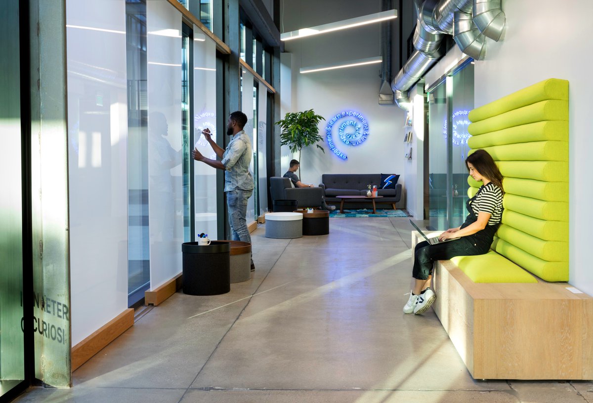 OfficeInspire's tweet image. Matter designed an office space for @goguardian. 🌿 This office is an experiment in creating an adaptable and innovative space for employees to learn and grow. Now online: bit.ly/316jMRC  

#workplacedesign #interiordesign #workspace #officeinspiration