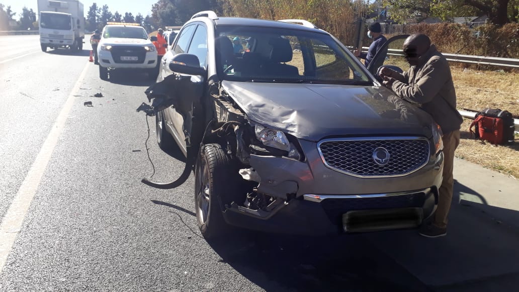 EMER_G_MED's tweet photo. 《Bedfordview》 #RV07 responded to a collision on the R24 Giloolies interchange. Fortunately no injuries on scene @GTP_Traffstats @EWNTraffic @_ArriveAlive @News24 #whensecondscount #bedfordview https://t.co/Bune0bFKUi