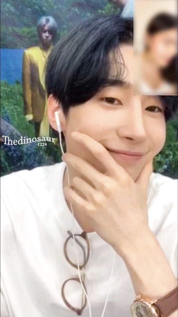 thedinosaur1224's tweet photo. [Give Away]

There’s nothing happen.
I just want to spread the love for Seungwoo oppa :✈️)

💛2 Mayday Signed Albums (Random member’s sign)💙

Rules
-Worldwide(1)&amp;Thailand(1)
-RT this tweet and reply with hashtags 

#승우야_너의_인생을_응원해
#WeLoveYouHanSeungwoo 
#한승우 https://t.co/Ce95jgYjJa