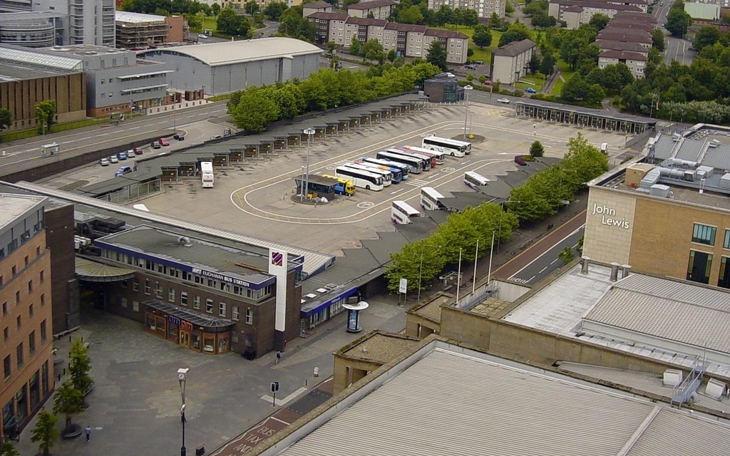 Sur Glasgow, un réseau de bus :- Gare routière principale : Buchanan4 exploitants sont :- First Glasgow- les services d'autobus de McGill- Stagecoach West Scotland- Glasgow CitybusUn projet de BHNS est en cours entre le centre ville et le CHU, mais toujours discuté.....
