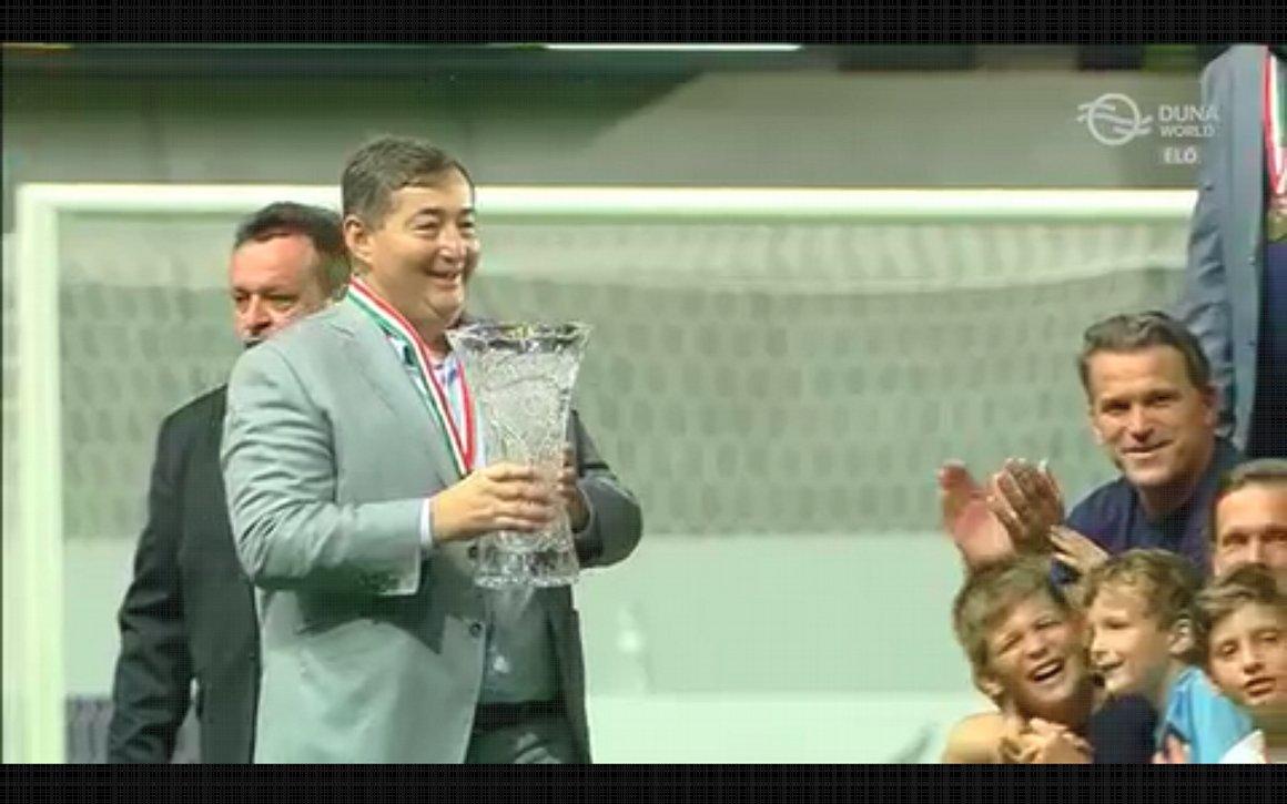 balazscseko's tweet image. After Puskás Akadémia, PM Orbán&apos;s pet soccer team, finishes 3rd in #Hungary&apos;s top division (&amp;amp; qualifies for UEFA Europe League), Lőrinc Mészáros, the PM&apos;s childhood friend &amp;amp; wealthiest Hungarian, hands over the trophy to the team. R.p: #PFLA, the team&apos;s Pancho Stadium in Felcsút.