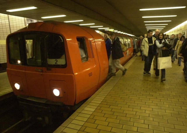 En 1977, il est décidé de moderniser le métro, après de nombreuses pannes, et incidents, la fréquentation passe à 7M de voy/anLe chantier dure 3 ans, le métro ne fonctionne plusRénovation du tunnel, de nouveaux quaisLe service reprend le 16 avril 1980