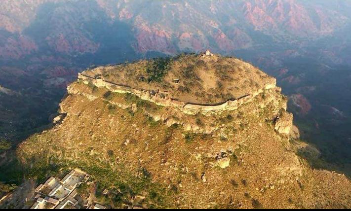 The region of Potohar which now forms the Rawalpindi division is home to many forts, large and small. Many of these were built by grand empires like the Mughals, others by local Rajput clans such as the Gakhars and Janjuas.This thread covers 17 of the forts in this region.