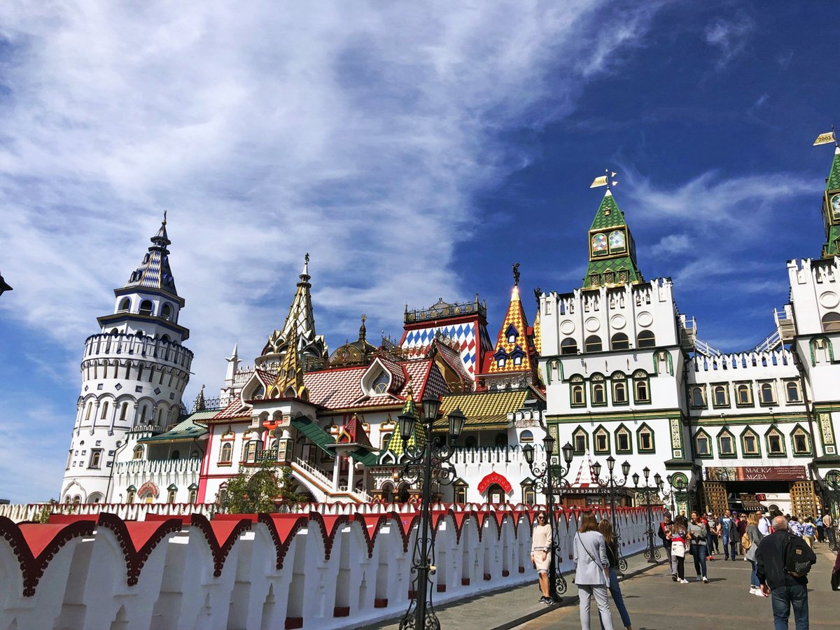 BlogTrotting's tweet photo. Avec ses couleurs vives, Izmaïlovo est un lieu incontournable de Moscou. + de photos :  https://t.co/EmF19zEq9j #Izmaïlovo #Moscow #liveauthentic #beautifuldestinations #outdoors #theoutbound #landscapelovers #getoutside #exploremore #explore #stayandwander #nature #vacation https://t.co/r600JK6CEw