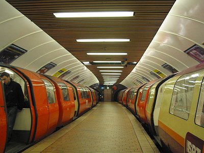 Concernant le métro, il restera un monument de la ville, assez atypique, pour le dire, par sa configuration et son étroitesse, l'un des plus étroit du monde en tunnelIl ne dessert pas la gare central de Glasgow (plus proche St Enoch) Wikipédia et UrbanRailFin thread 