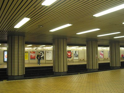 Concernant le métro, il restera un monument de la ville, assez atypique, pour le dire, par sa configuration et son étroitesse, l'un des plus étroit du monde en tunnelIl ne dessert pas la gare central de Glasgow (plus proche St Enoch) Wikipédia et UrbanRailFin thread 