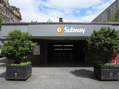 Concernant le métro, il restera un monument de la ville, assez atypique, pour le dire, par sa configuration et son étroitesse, l'un des plus étroit du monde en tunnelIl ne dessert pas la gare central de Glasgow (plus proche St Enoch) Wikipédia et UrbanRailFin thread 