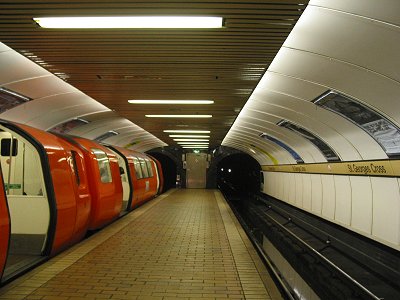 Concernant le métro, il restera un monument de la ville, assez atypique, pour le dire, par sa configuration et son étroitesse, l'un des plus étroit du monde en tunnelIl ne dessert pas la gare central de Glasgow (plus proche St Enoch) Wikipédia et UrbanRailFin thread 