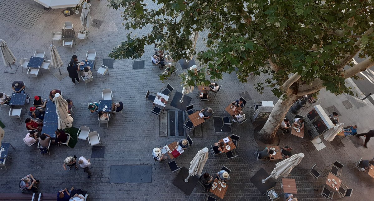 Una señora que no puede pasar entre tanta mesa que hay debajo de mi casa se pone a gritar: "Tanta terraza, tanta terraza, que ya ni cabemos la gente, ¿la libertad era esto?". Y el camarero le respode: "¡Desagradecida!". Desagradecida de qué.