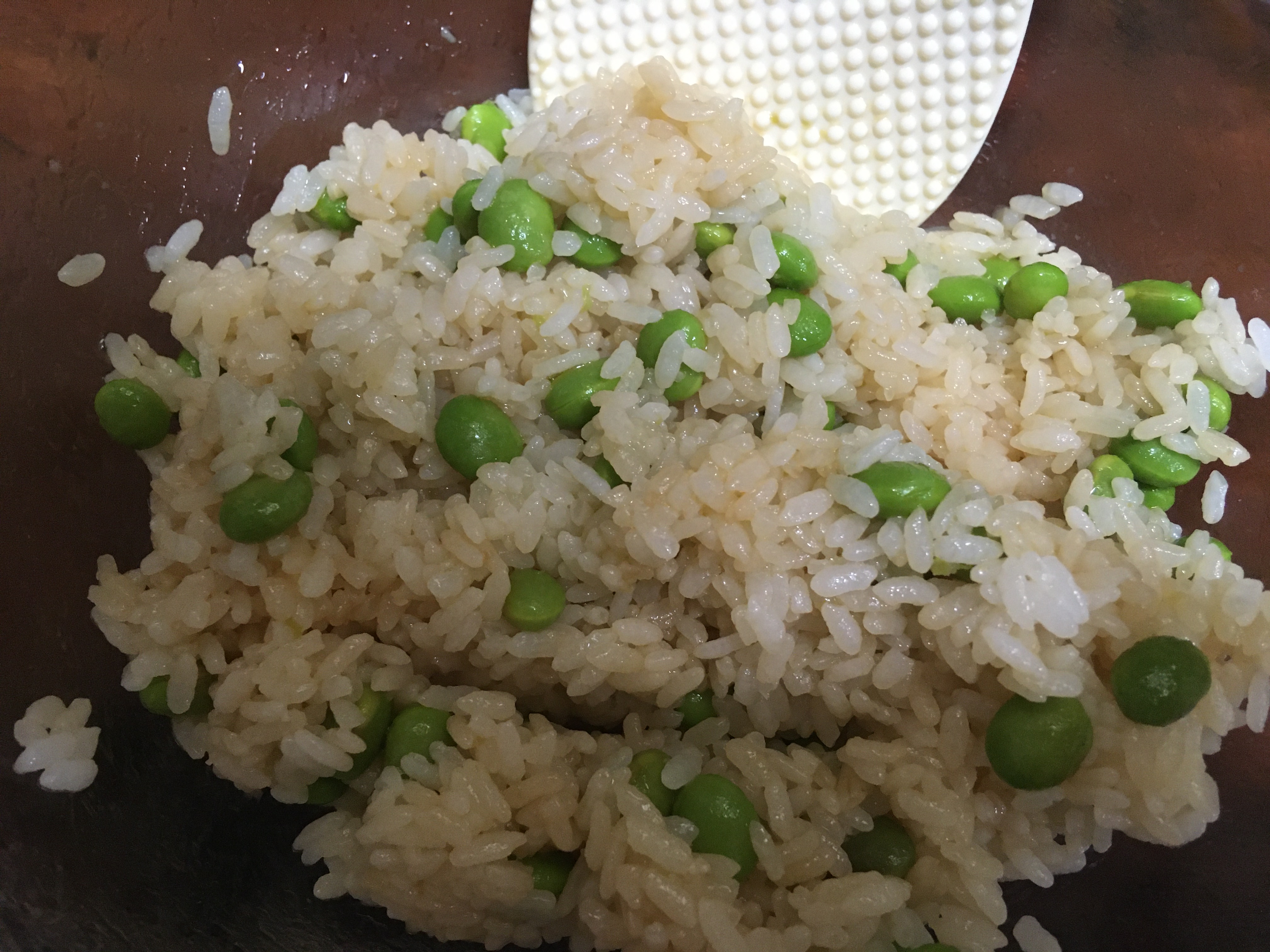 ななせなつひ 枝豆が美味しい季節になってきたから簡単な枝豆レシピを紹介するよ 余った冷ご飯 二杯分くらい に枝豆 バターを入れる 600wのレンジで2分くらいチン お好みで醤油か麺つゆをかけて混ぜる 枝豆バター混ぜご飯の完成です 子供たちが狂った