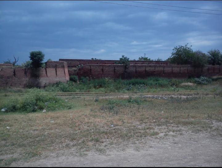 Railway Fort, Jhelum City, JhelumHistorically, Jhelum has been an important location as a point to ferry across the Jhelum River and so was garrisoned by both the Sikhs and the British at different times. This small fort is from that era.
