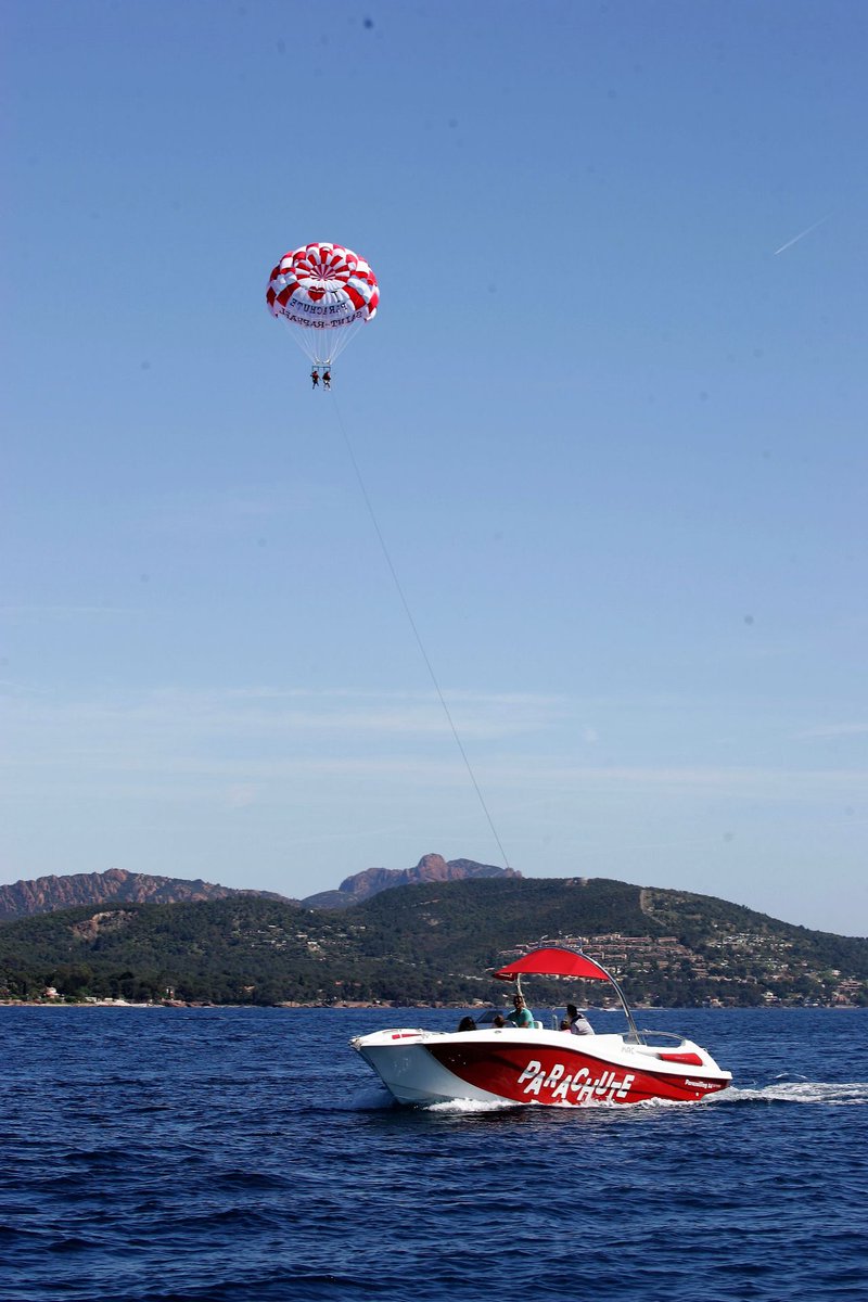 parachutestraph's tweet photo. Un agréable vol pour admirer notre belle côte + une jolie balade en mer = le bonheur d'être dans le sud! 
#parachuteascensionnel #parachute #parasaling #photooftheday #voler #straphael #cotedazur #vacances #holidays #southoffrance #frenchriviera #bluelagoon #bateau #high #sea https://t.co/toH7hUhFl0