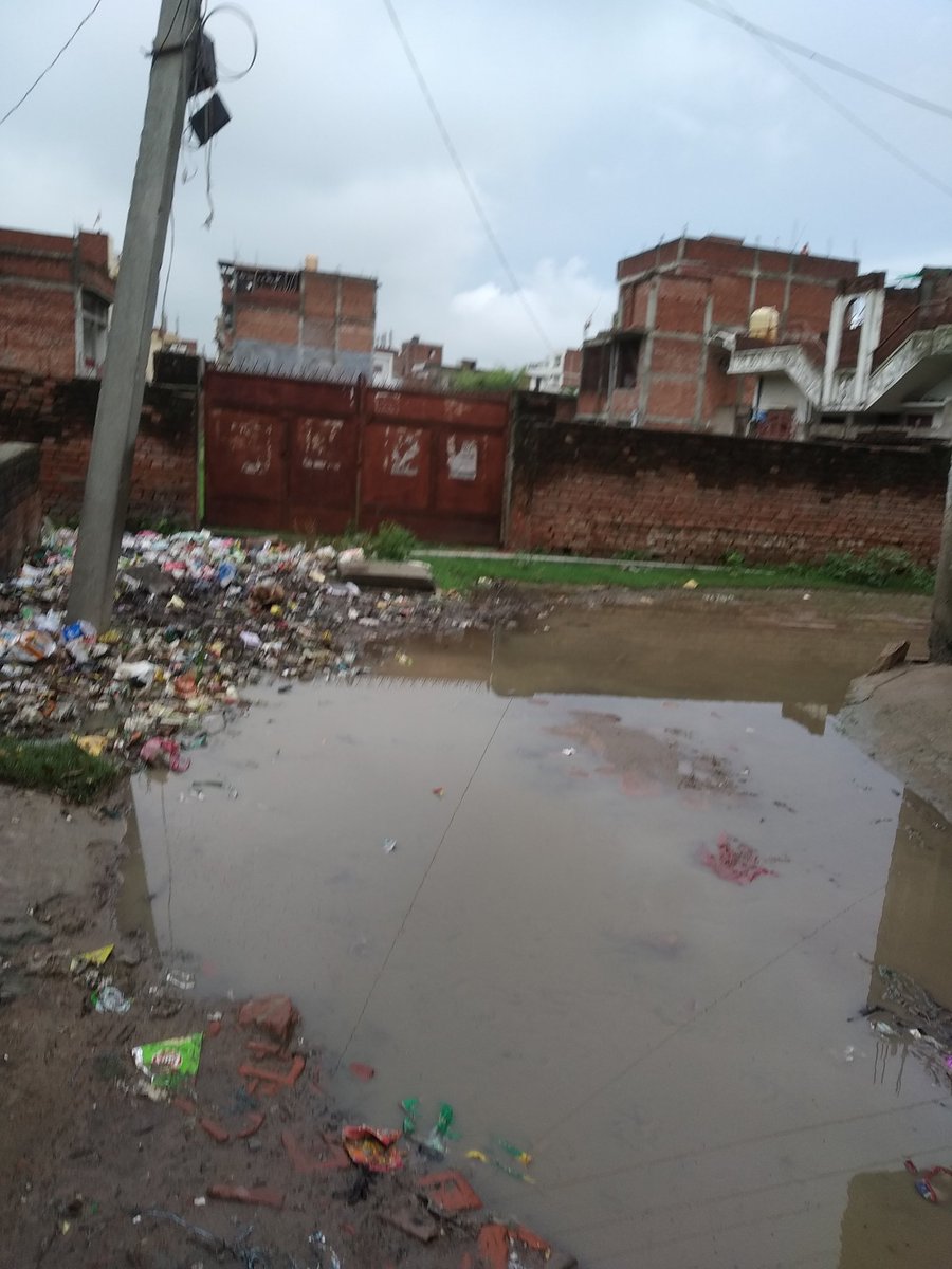 BoltaManoj's tweet photo. वाराणसी का तारानगर कालोनी chhittupur BHU २०११ से बद से बदतर होती गई,रोहनिया विधायक तो कभी आए नहीं लेकिन हमने नीचे से ऊपर १/१ सम्बन्धित से शिकायत करके अपना भाग्य मान स्वीकार कर लिया है,@MoHUA_India @drdineshbjp @kpmaurya1 @CMOfficeUP @BJP4UP @AmitShahOffice @ChiefSecyUP @SvnTimes https://t.co/gCqYZnMzsh