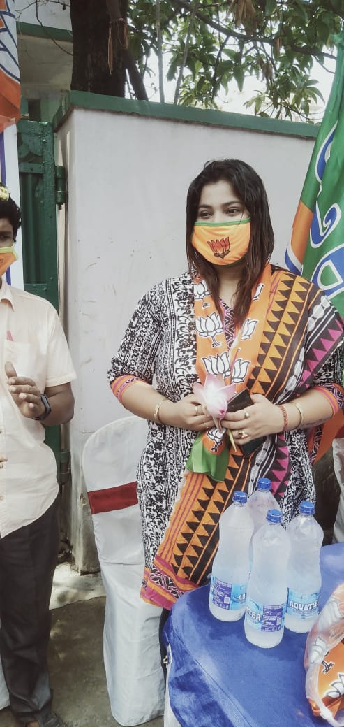 Priyankabjym's tweet photo. हावड़ा के 48 नंबरवार्ड में जनसंपर्क अभियान के तहत लोगों की सुरक्षा के लिए #album30 मेडिसिन और साथ ही #mask वितरण किया गया
ভারতীয় জনতা যুব মোর্চা 48 নম্বর ওয়ার্ডে প্রধানমন্ত্রী চিঠি বাড়ি বাড়ি পৌঁছনো হলো এবং তার সাথে করোনা থেকে সুরক্ষার জন্য #album30 ওষুধ,মাক্স বিতরণ করা হলো https://t.co/0LtmWWgfFY