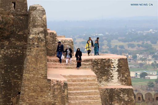 (Rohtas Continued)However, the fort soon fell to disrepair. The Sur empire had crumbled and Humayun entered India with no opposition. With the Mughals back in power the Gakhars were no longer a threat. Still, the mighty Rohtas stands proudly over the Kahaan River.