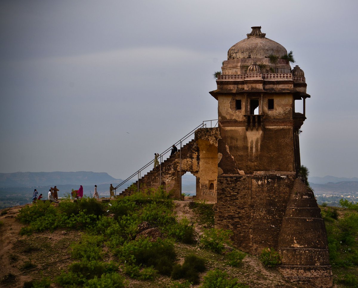 (Rohtas Continued)However, the fort soon fell to disrepair. The Sur empire had crumbled and Humayun entered India with no opposition. With the Mughals back in power the Gakhars were no longer a threat. Still, the mighty Rohtas stands proudly over the Kahaan River.
