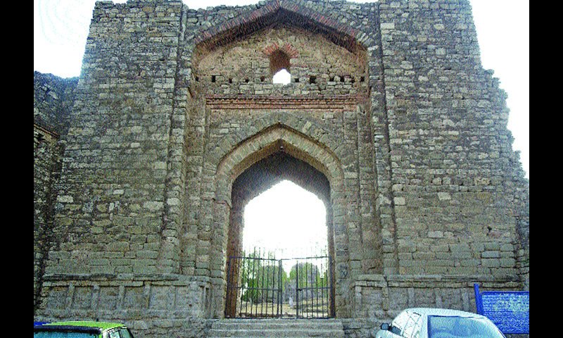 Rawat Fort, RawalpindiThe ancient Sarai (inn) was walled by the Gakhars clan to defend themselves from Sher Shah Suri. In 1546, the fort saw forces of Sher Shah clash with those of Gakhar Sultan Sarang. Sarang was killed and is buried at the fort.