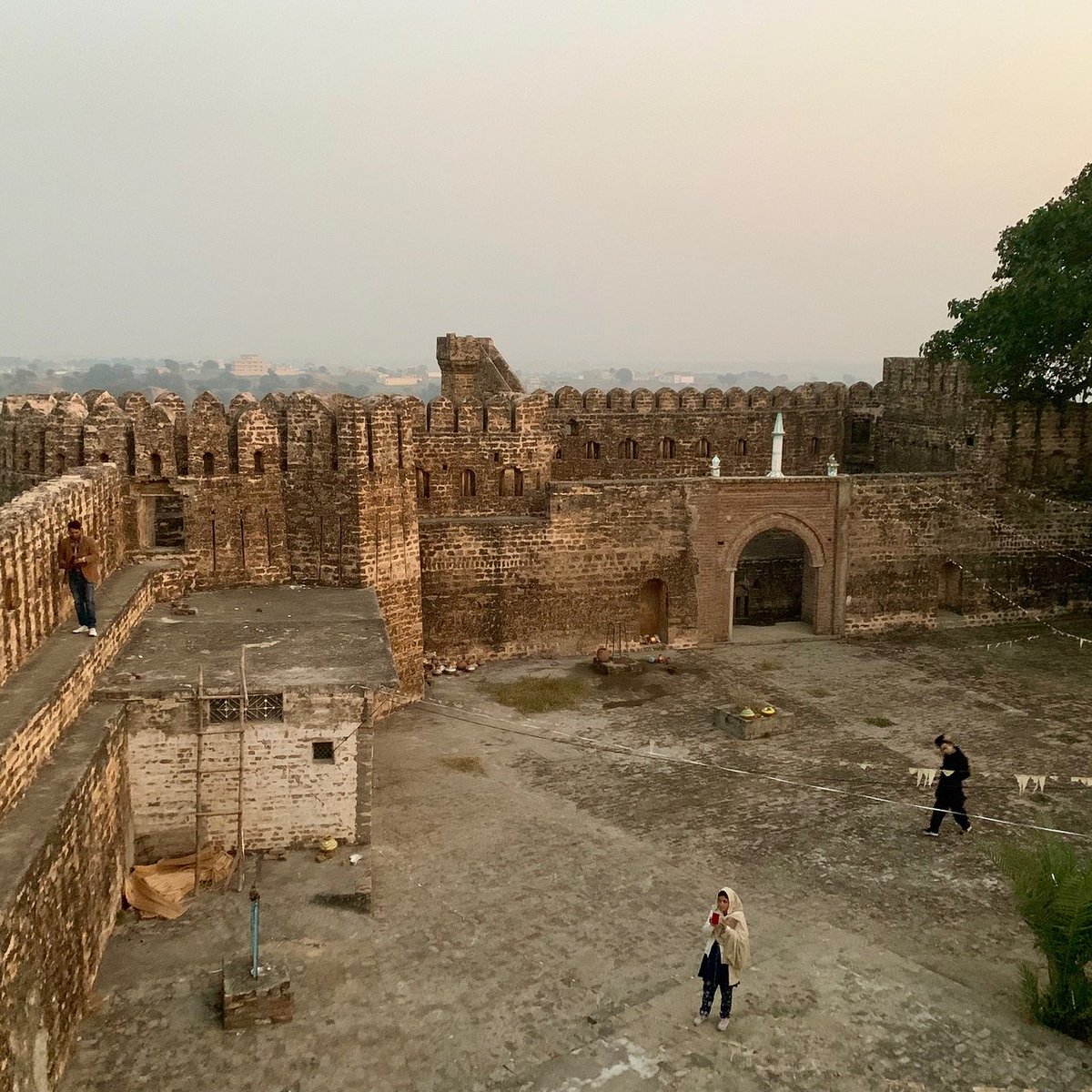 Sangni Fort, RawalpindiThis Sikh era fort was built to manage taxation in the region. After the British took over, it fell into disuse and today houses the shrine of a local saint. This is one of the reasons it is still well-maintained.