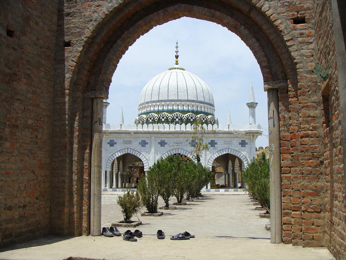 Sangni Fort, RawalpindiThis Sikh era fort was built to manage taxation in the region. After the British took over, it fell into disuse and today houses the shrine of a local saint. This is one of the reasons it is still well-maintained.