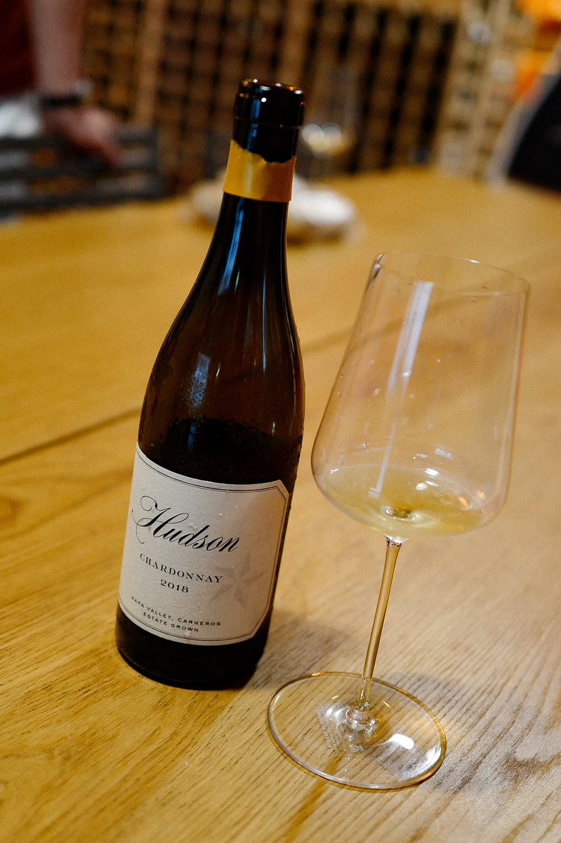 가볍게 삶은 여름감자와 샤르도네. 어릴적 맛을 지키고 있는 누가바와 피노누아. 음식과 와인의 마리아주는 중요하면서 개인적이다. 그리고 함께 이해하고 마시는 사람이 중요하다.