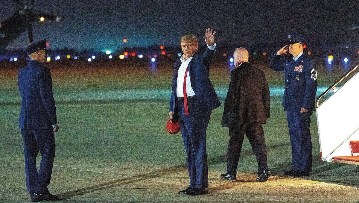 SPIEGEL_Top's tweet photo. Donald Trump stürzt in Umfragen ab: Ist das der Anfang vom Ende? https://t.co/bvq5eJT2fj https://t.co/kMwpVCaRML