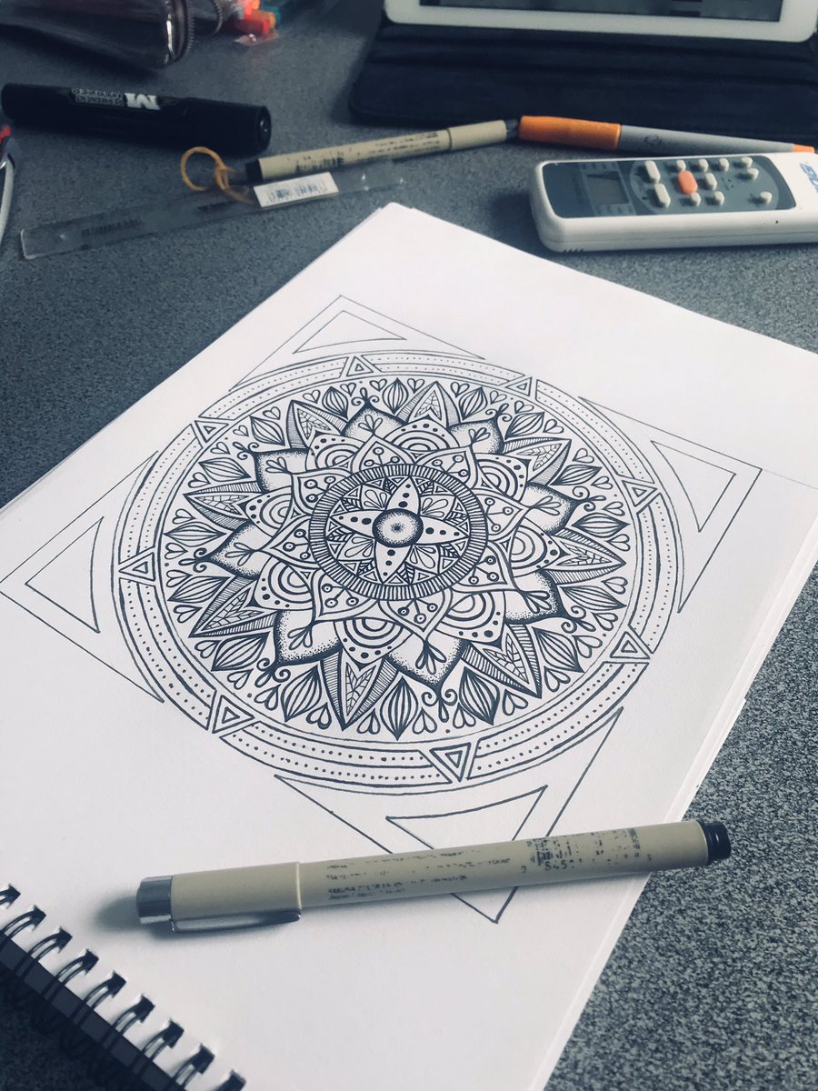 aquameraki94's tweet photo. Mijn zondag is best productief 
#mandala #MandalaArt #zentangle #zentangles #Zendala #ArtistOnTwitter #art #artisticinfinity https://t.co/04EOcdarZV