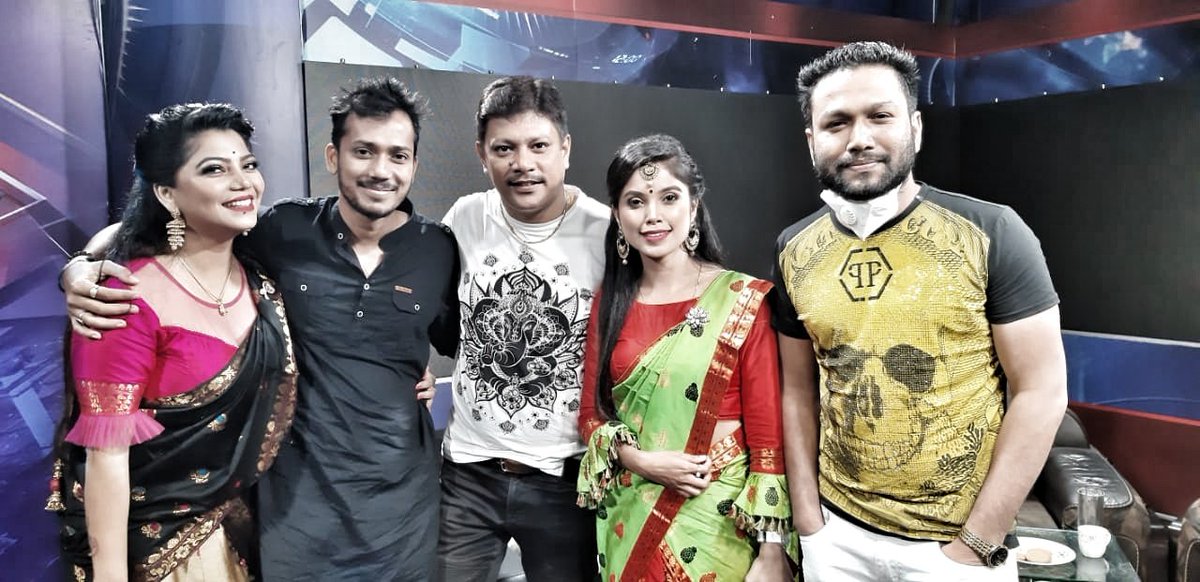 tulikadasmusic's tweet photo. Shoot at Prag ❤
Lockdown Wedding a good initiative also with lovely people around 🌼
#shootlife #singerslife 🤪
Sorry about the last jhol... Life is all about being live 🤘
#selfmuser 😎 https://t.co/ffAyvFM5Za