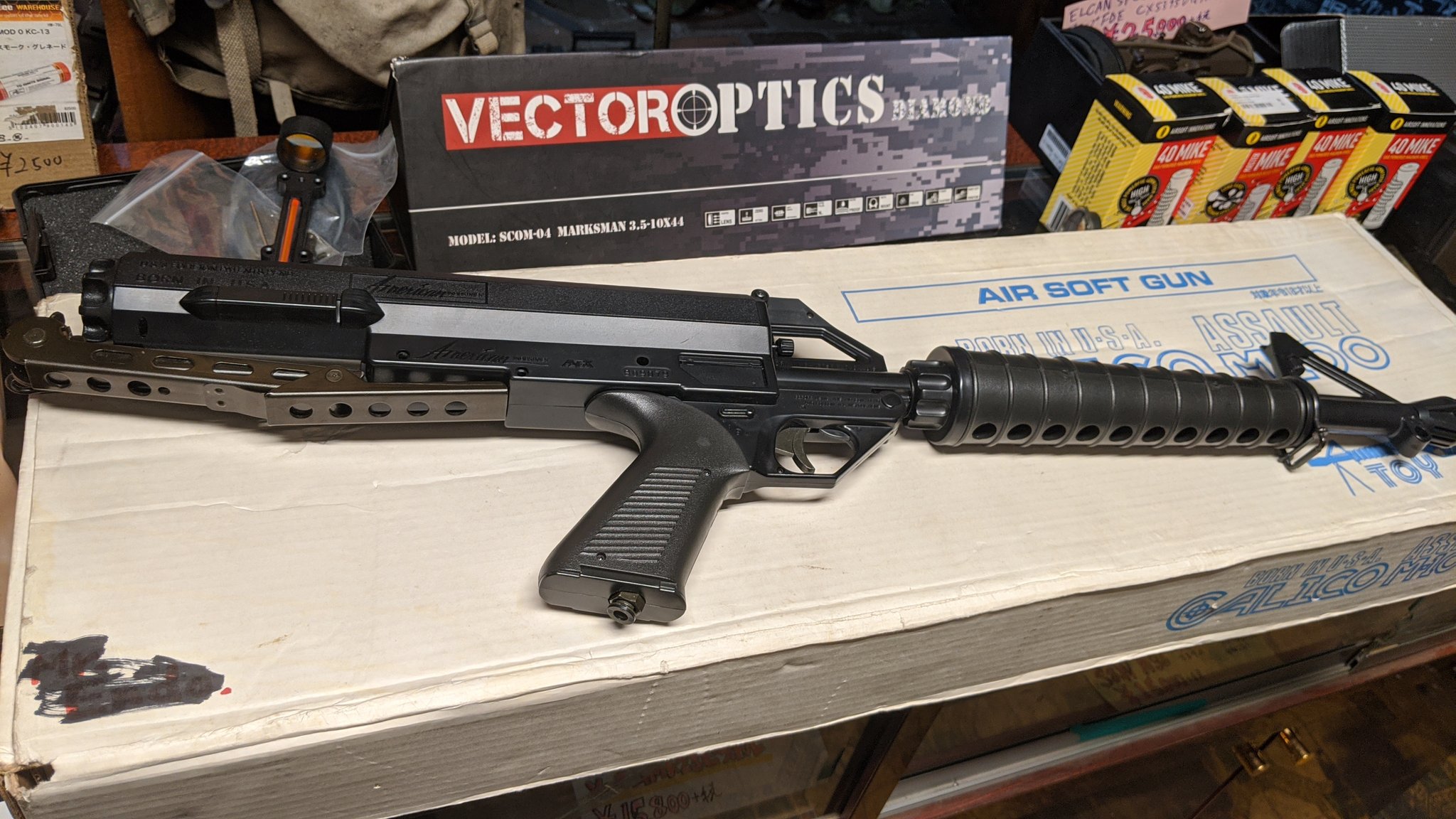 狸 某所にてトイテックのキャリコ M100を入手 ストックにサビもなく 説明書やターゲットまで入ったミント品 前オーナーが入れておいたのかまさかの実銃calico M 100のマニュアルが同封されているサプライズ これはマニュアルの方が高いのでは疑惑が