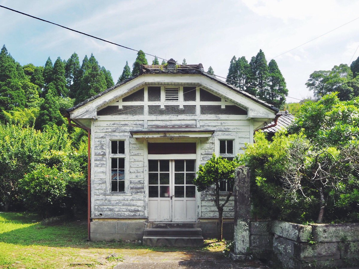 liccalycka_'s tweet photo. 【エモすぎる古民家物件情報】
鹿児島県枕崎市の住居付き旧郵便局が売りに出ました！！！！築およそ100年。明治時代の面影を残す素敵な建築物に住んでみませんか、、！リノベしてカフェなんかやっちゃったりしませんか、、！！！なんと土地付き100万、改修しても500万ほどです😂😂😂 https://t.co/ENBpt54YaD